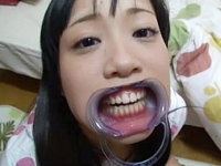 【エロ動画】少女が開口器具をつけられフェラでご奉仕させられる