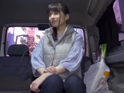 【エロ動画】美人妻をナンパして車の中で手コキをして貰う。恥ずかしがりながらも欲情した熟女はおチンポを咥えてフェラチオまではじめてしまった