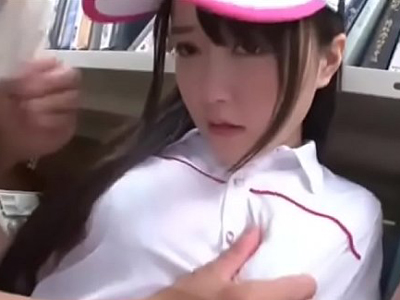 【エロ動画】スポーツ女子の美少女JKが図書館で男に無理矢理手マンされる！パンツを脱がされパイパンロリまんこをレイプw顔射を喰らって放心状態！