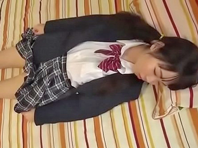 【エロ動画】貧乳JKを睡眠薬で眠らせそのままレイプ！制服姿のまま挿入したら興奮を我慢できず、うっかり中出ししてしまう